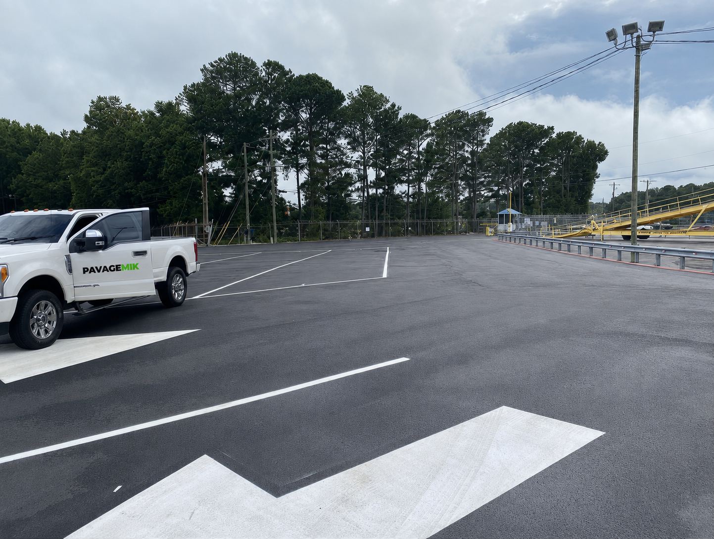 Camion de Pavage Mik sur un stationnement fraîchement asphalté